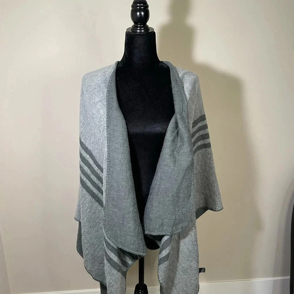 BB Dakota gray reversible patterned shrug - Picture 5 of 8